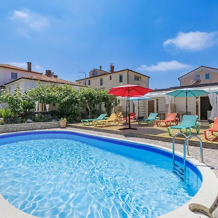 Nika-10 By Interhome أوماغ