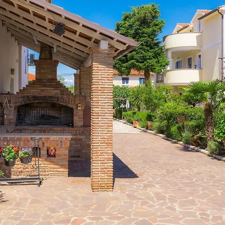 Nika-10 By Interhome أوماغ