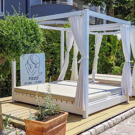 Nika-10 By Interhome * أوماغ